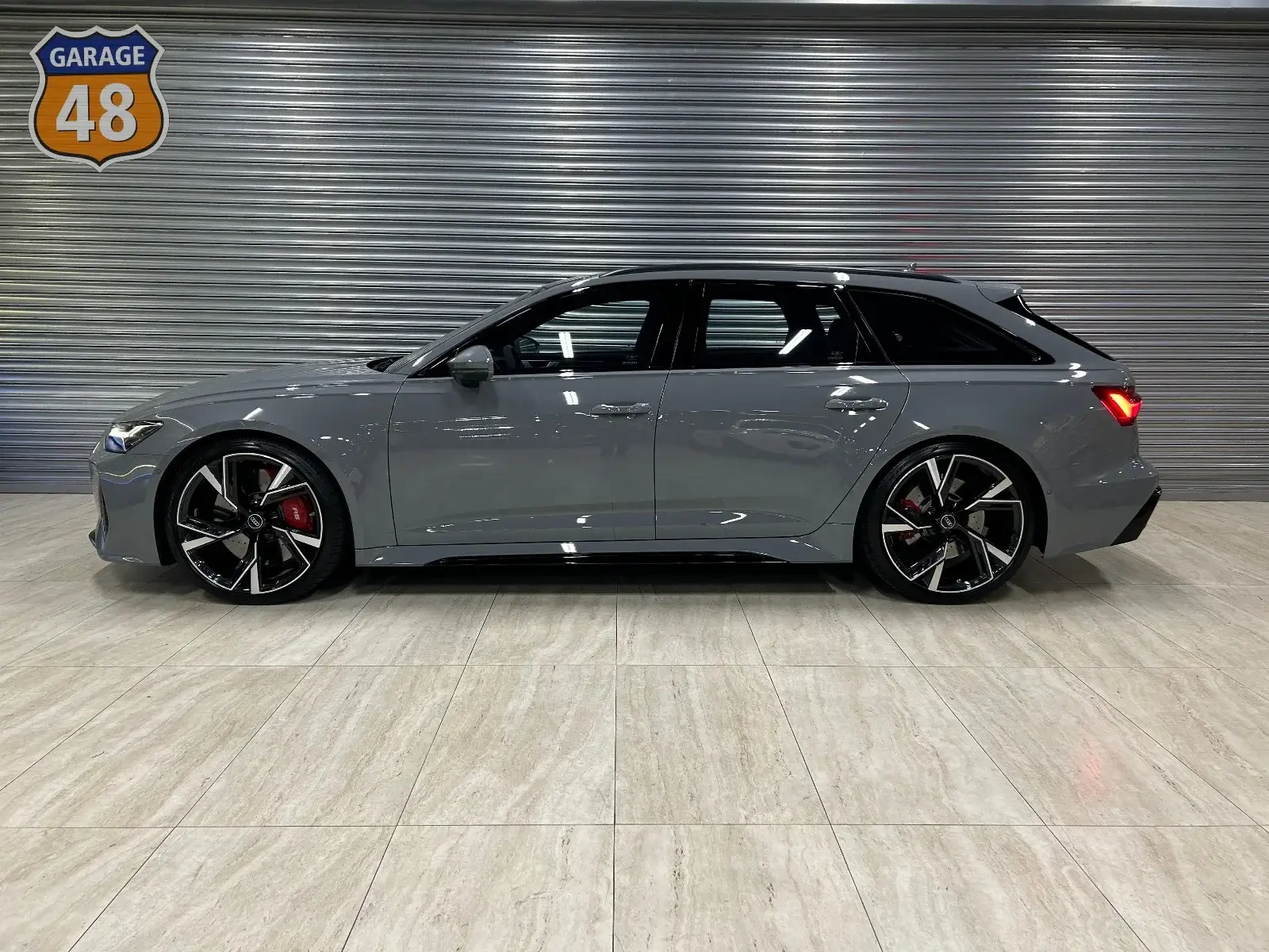 louer Audi RS6 Lyon.jpg Louer votre Audi RS6 à lyon, affichant son design sportif et agressif.
